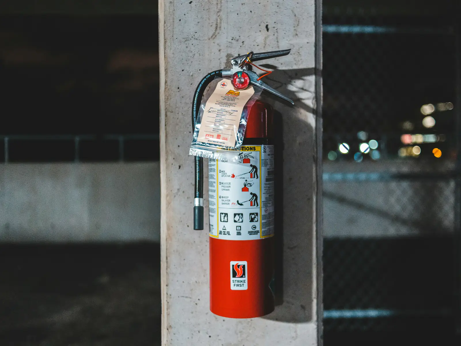 Stingător de incendiu montat pe perete